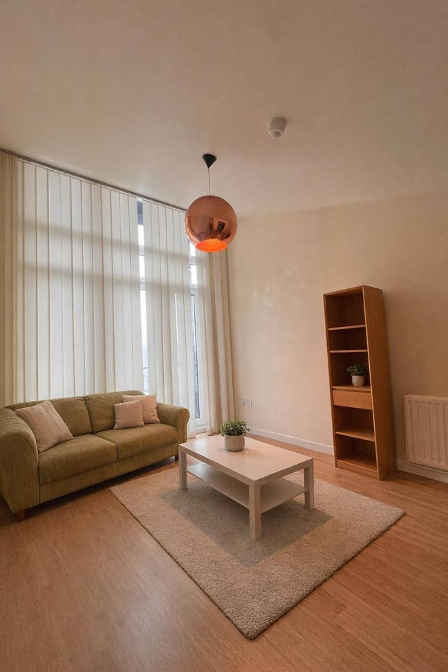 1 spacious double bedroom with balcony Main Photo