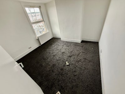 Spacious Double/Single room available  Main Photo