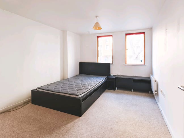 Double room available in a 2 bed flat Main Photo