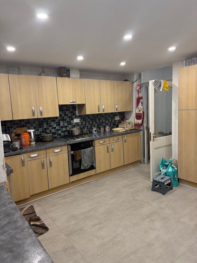 Double standard room available for girls  Main Photo