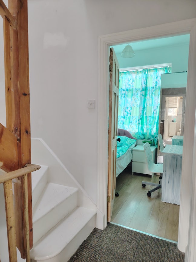 One single bedroom available for a short stay.  Main Photo