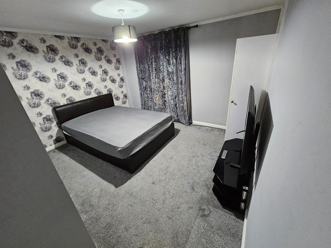 Recently  refurbished  double room for rent  Main Photo