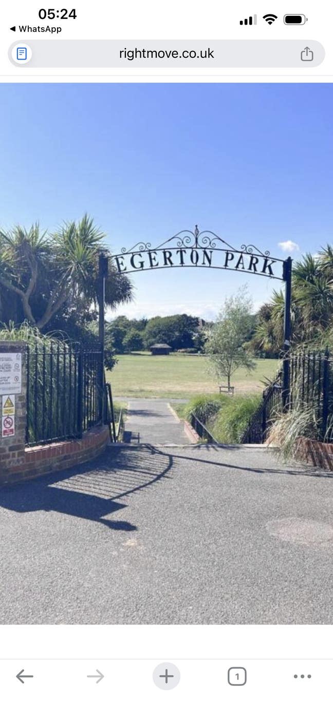 Seafront Large double bedroom  Main Photo