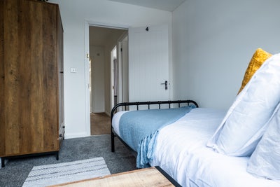 Cosy Room in Renovated 6 Bed Professional House Main Photo