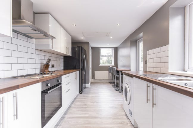 5 Bedroom Ensuite Student Property Main Photo