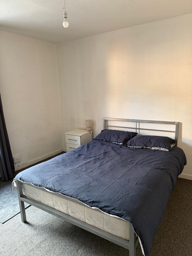 Town Centre Room Available - All Bills included! Main Photo
