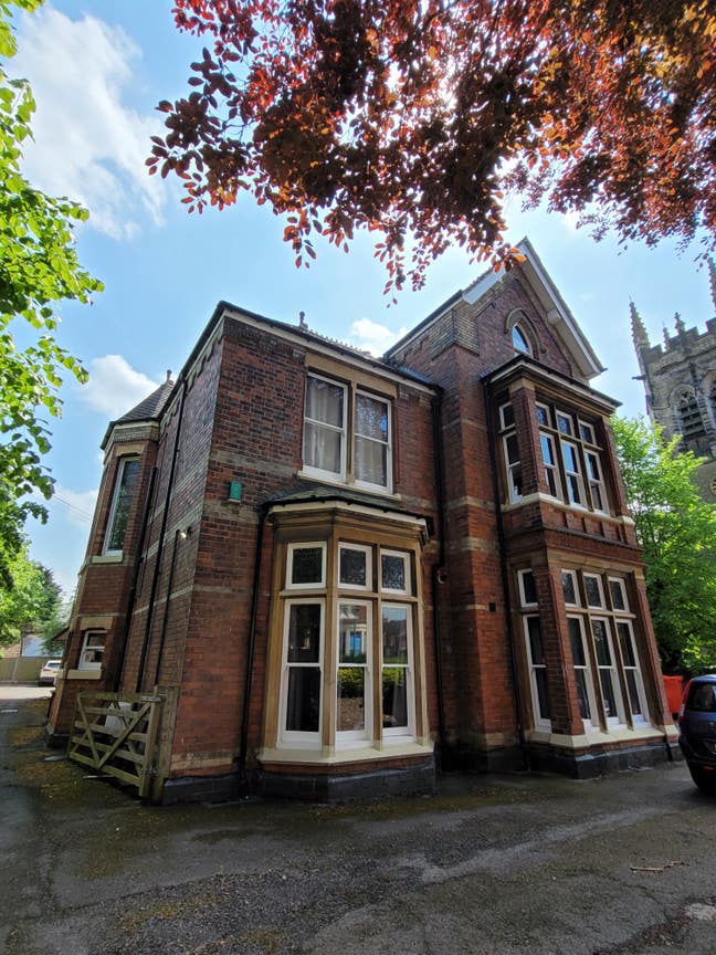 Bright Modern Studio – Prime Burton Location Main Photo