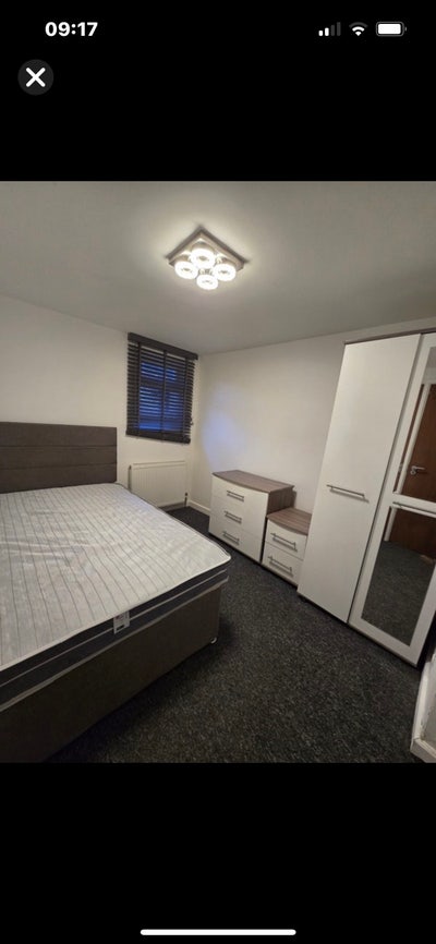 Cosy Doubles on Rochester High Strt - 1/2 Deposit Main Photo