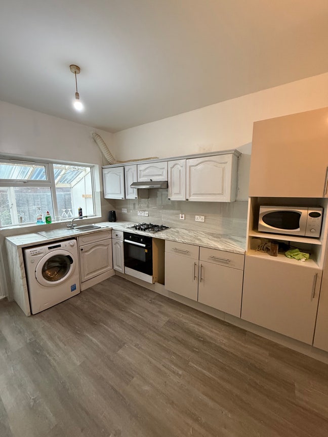  Rooms Available in Spacious House – EN1 Main Photo