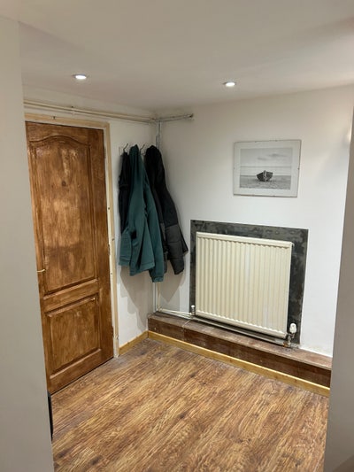 Spacious refurbished single room  Main Photo