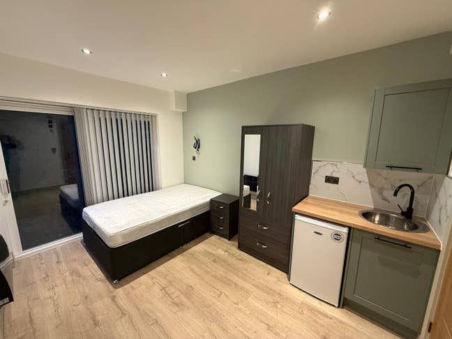 DSS-Studio Flat Available in Harmondsworth UB7 Main Photo