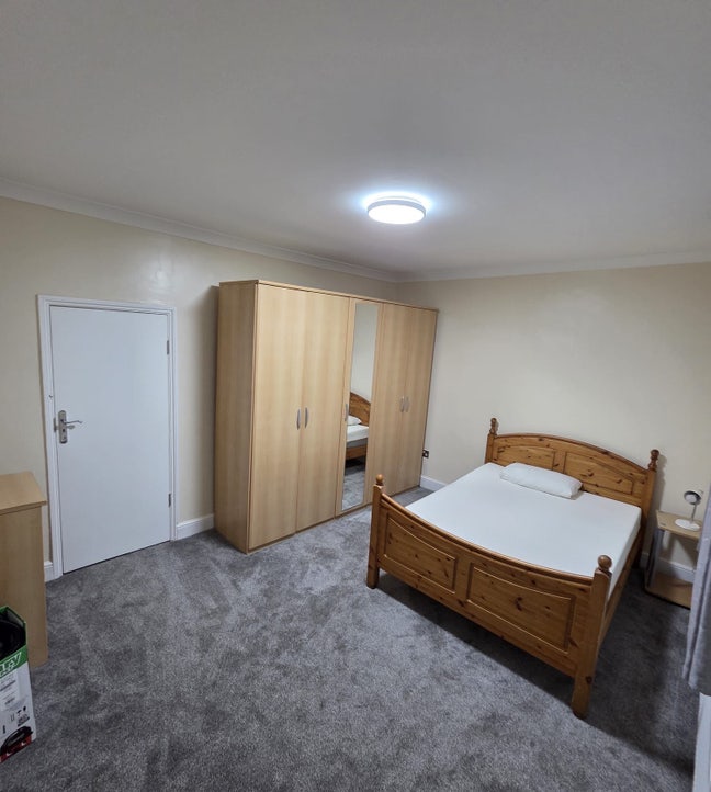 Available Now in Leyton Clean and Comfortable  Main Photo
