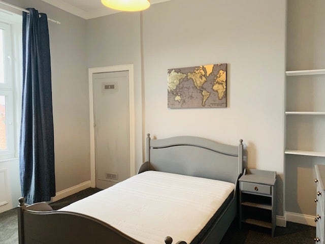 Spaceous and Quiet Single Room in Leith Main Photo