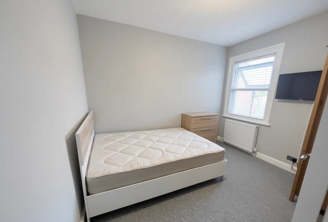 Furnished Double room near key transport routes Main Photo