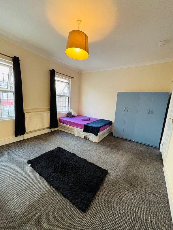 Just a 5min walk to Streatham Station 😱 Act Fast Main Photo