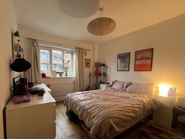 Spacious double bedroom  Main Photo