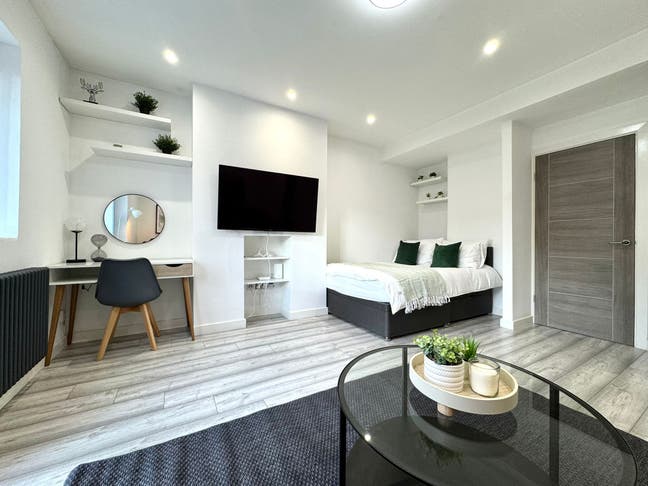 🔥All Bills Included -Short Let - Patio- Zone 2🔥 Main Photo