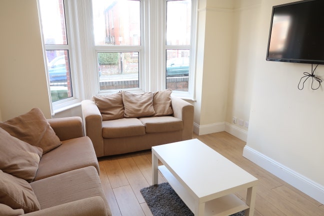 24, Newcombe Road, two out of four bedrooms free Main Photo