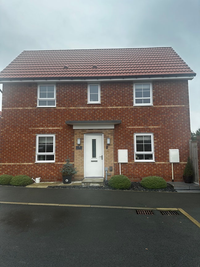 Large Double Bedroom with En Suite available  Main Photo