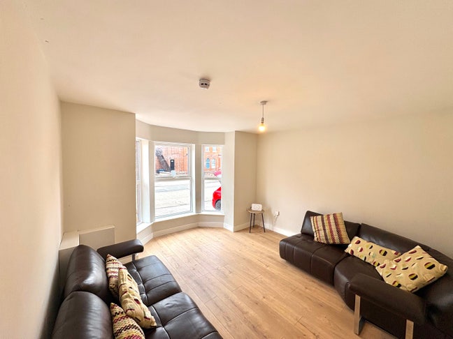 6 Bedroom Student House   Main Photo