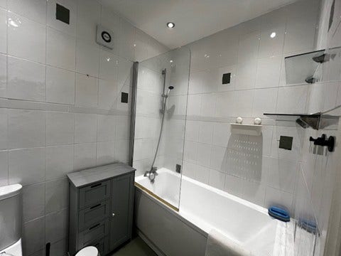 2 bright, fully furnished double bedrooms in RM12 Main Photo