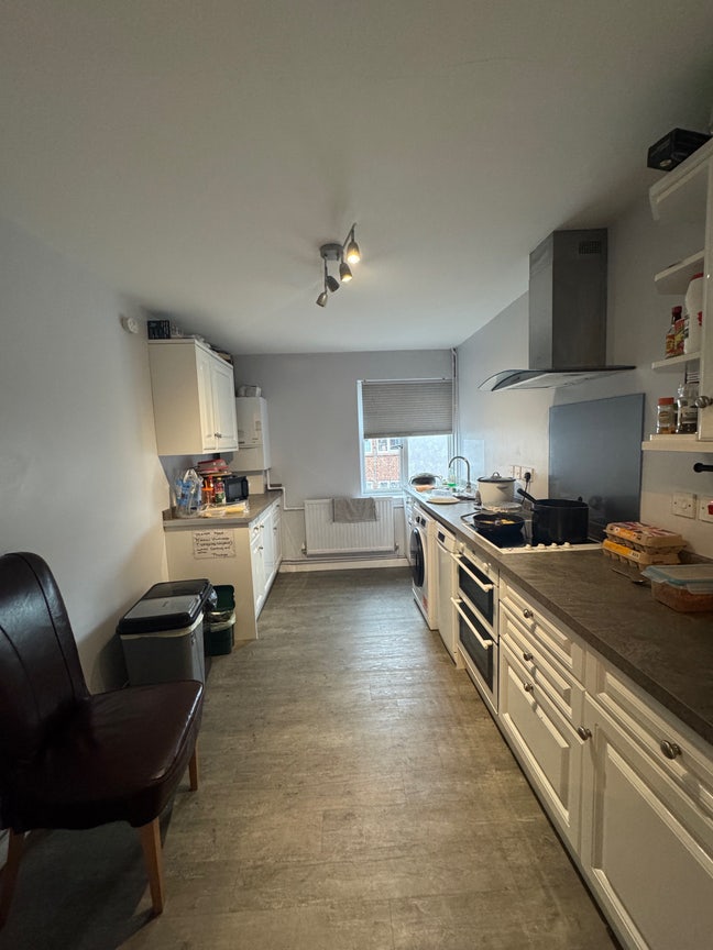 Double Bedroom in a 2 bedroom apartment  Main Photo