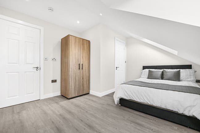 Ensuite room  5min walk to Northfields Station  Main Photo