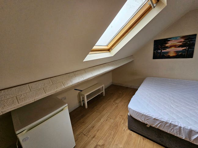 Large loft for rent park royal Main Photo