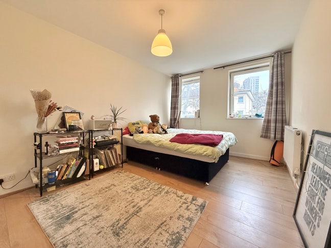 Bright spacious 2-bed flat  Main Photo