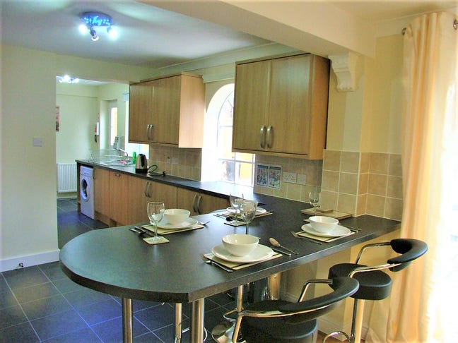 Beautiful room for professional nr Elizabeth Line Main Photo