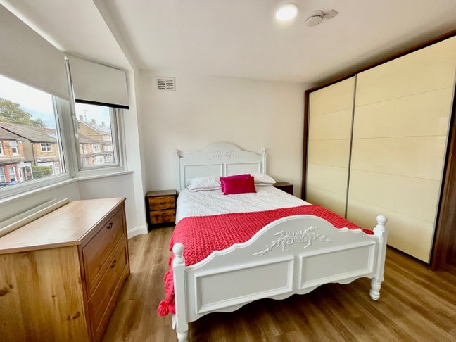 Large double room with en-suite, couples or single Main Photo