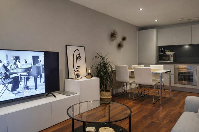 Modern 2-Bed Duplex with Gym, Cinema & Concierge Main Photo