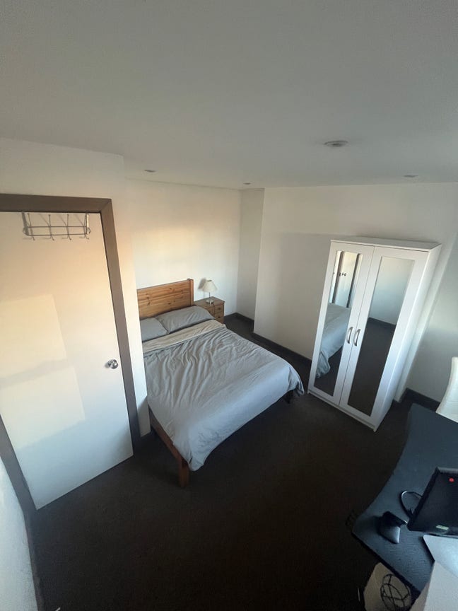 Double Room in Sheperds Bush! Main Photo