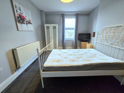 Spacious Room in Harrow Main Photo