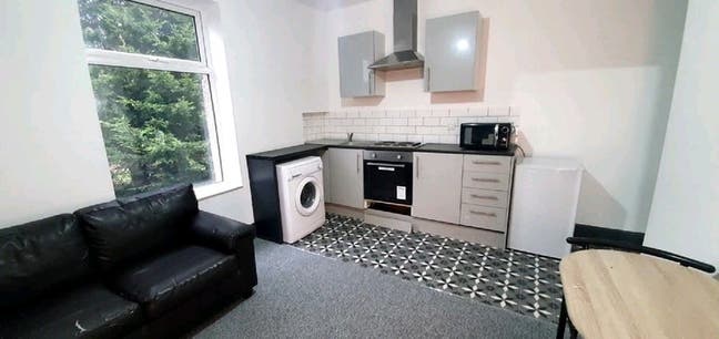 1 bed studio flat,near hospital, transport, city  Main Photo