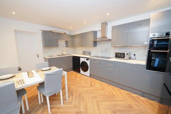  En-Suite in Fully Refurbished 6-Bed, 6-Bath Main Photo