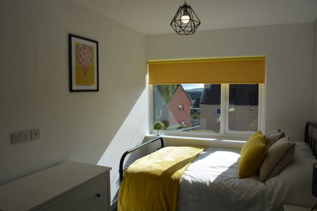 Bright double room in friendly quiet  house shar Main Photo