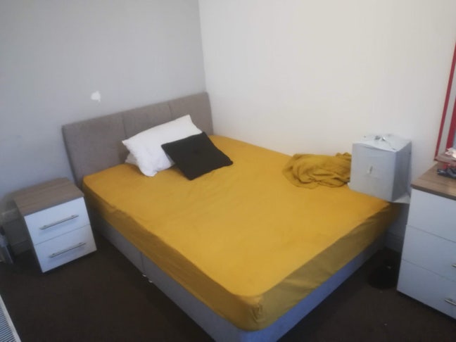 Quiet room with basin and low deposit!  Main Photo