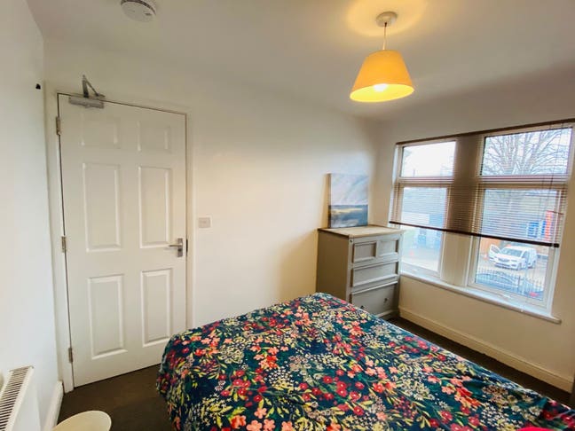 Front view room walking distance to town  Main Photo