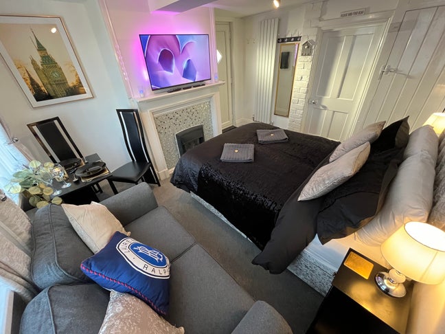 Cosy Private Bedroom & Ensuite Plus Shared Kitchen Main Photo