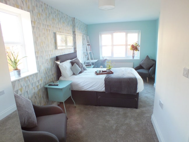 Professional House in Shinfield close to M4 Main Photo