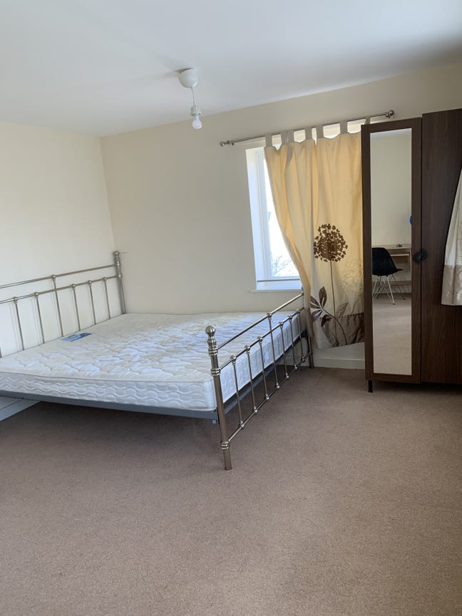 One large double room  on Orchard park Main Photo