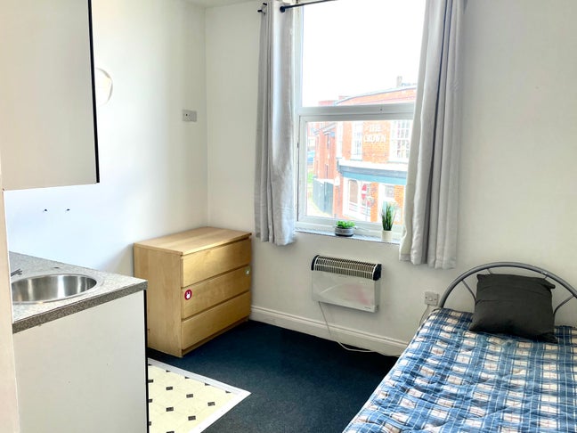 Central Willenhall En-suite Studios  Main Photo