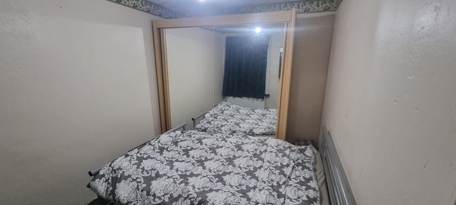 Double bed room -  5 minute walk to slough station Main Photo