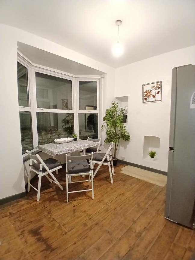 A Newly Refurbished Double Room in Prime Location  Main Photo