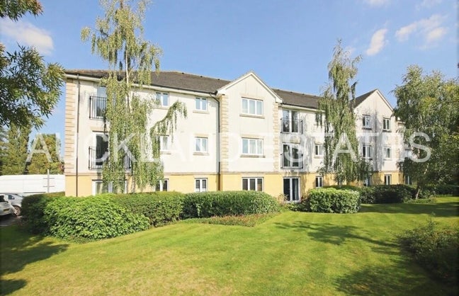 2 Bed ground floor flat w/ garden, parking  Main Photo