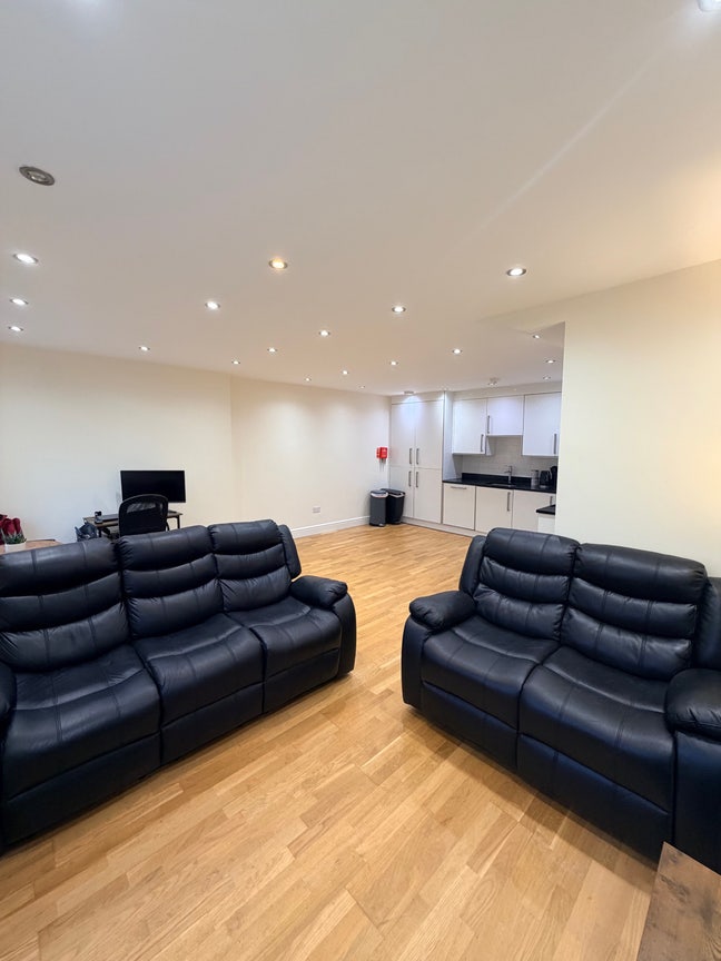 &pound;1,000 Huge Double | Tooting Broadway | 2 Wks Free Main Photo