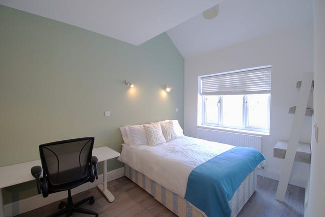 Modern Double Room – Close to Transport! Main Photo