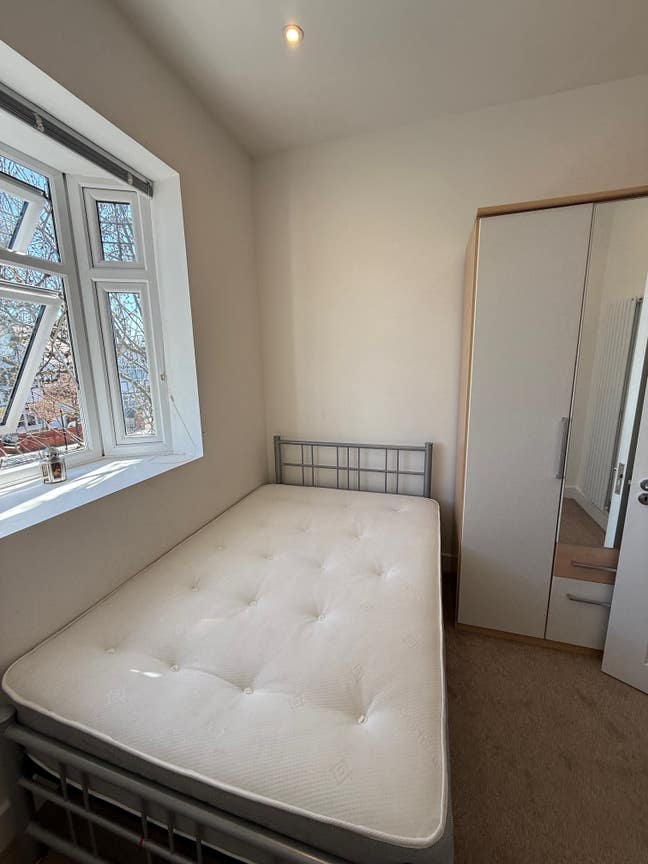 Spacious Double room in a share house  Main Photo