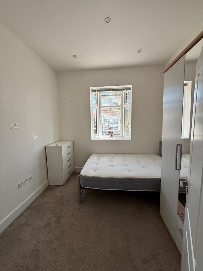 Spacious Double room in a share house  Main Photo